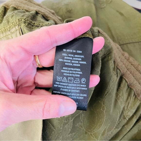 Anthropologie green satin floral cargo cropped jogger pants medium - Picture 8 of 8